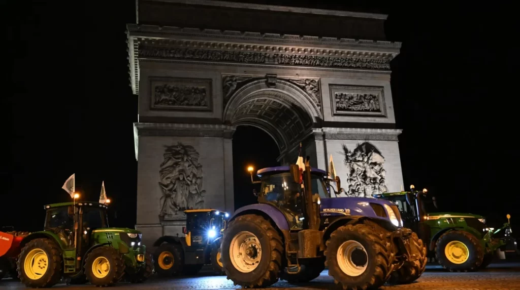 French farmers block Paris Parliament with 350 tractors