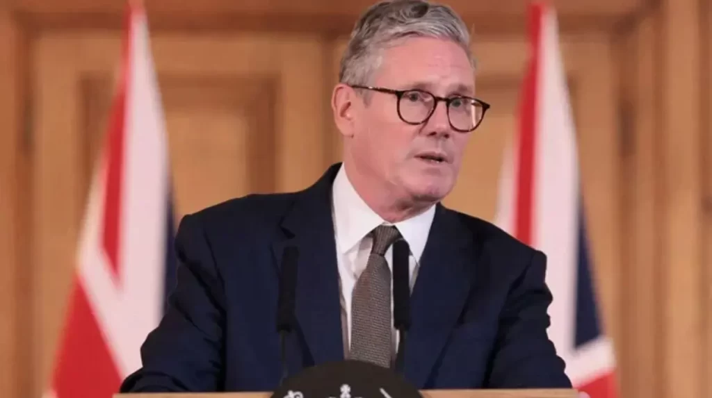 Starmer clings on after Cabinet and PLP close ranks