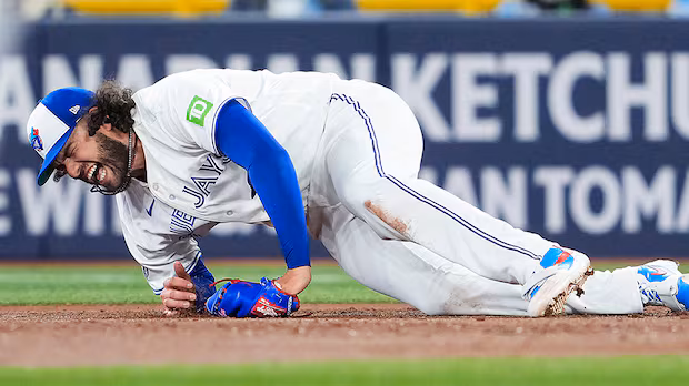 Cody Ponce’s Blue Jays debut ends prematurely due to knee injury while fielding ground ball.