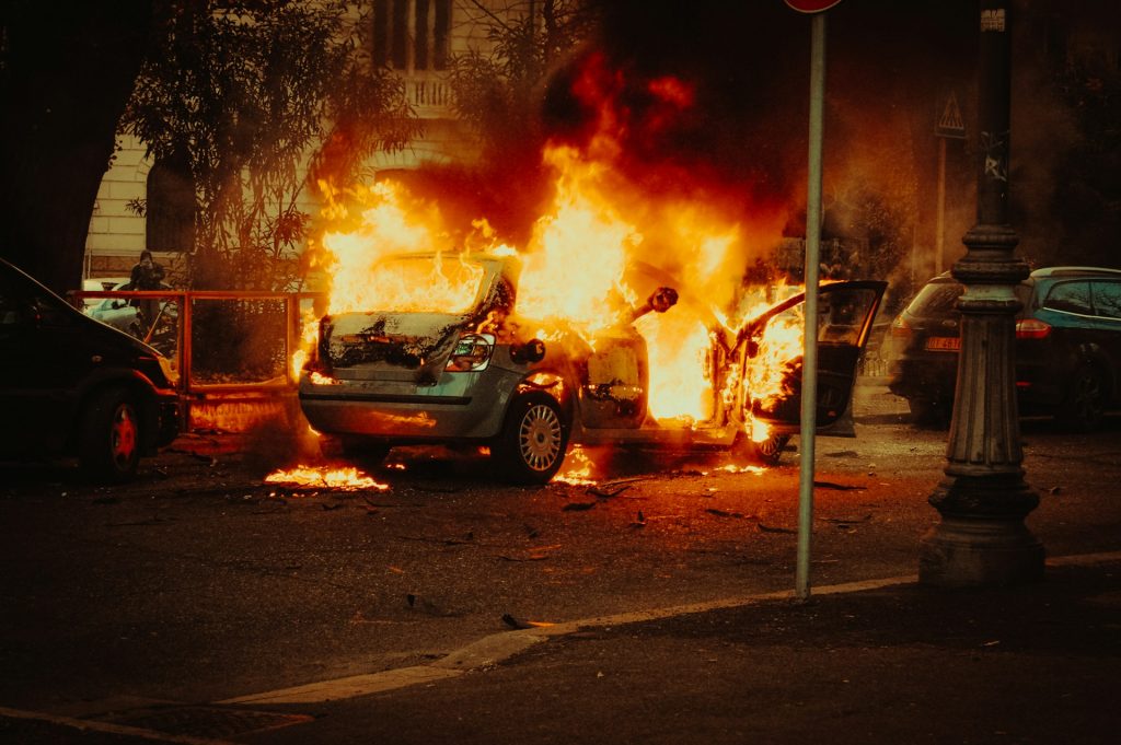 Knicks win fuels Manhattan riots; World Cup bus torched
